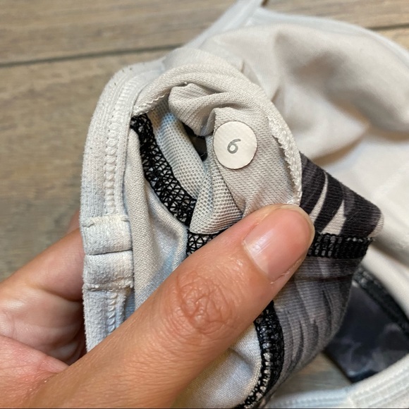 LULULEMON black and white floral Flow Y bra IV 6 - Picture 10 of 11